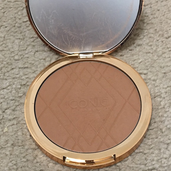 Iconic London Ultimate Bronzing Powder - Picture 3 of 4